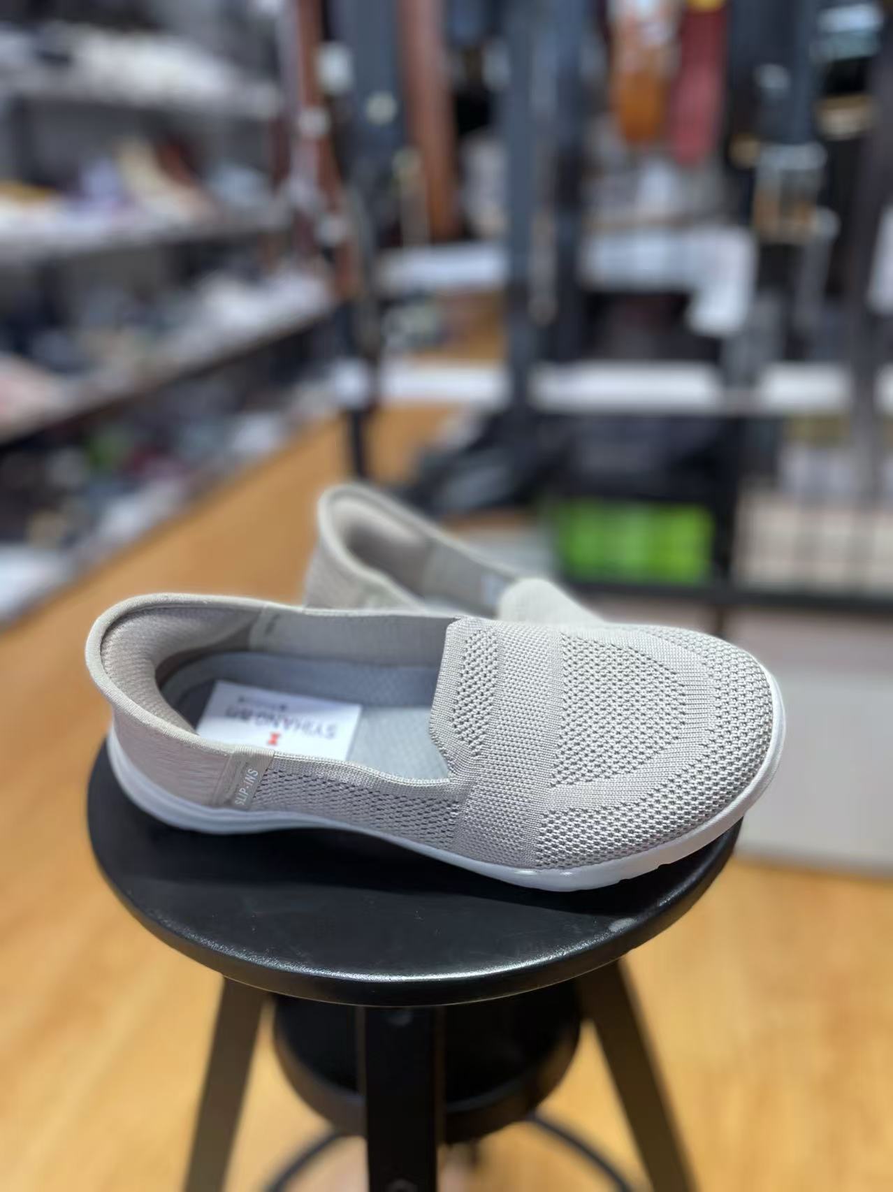 comfortable simple and breathable women's walking shoes
