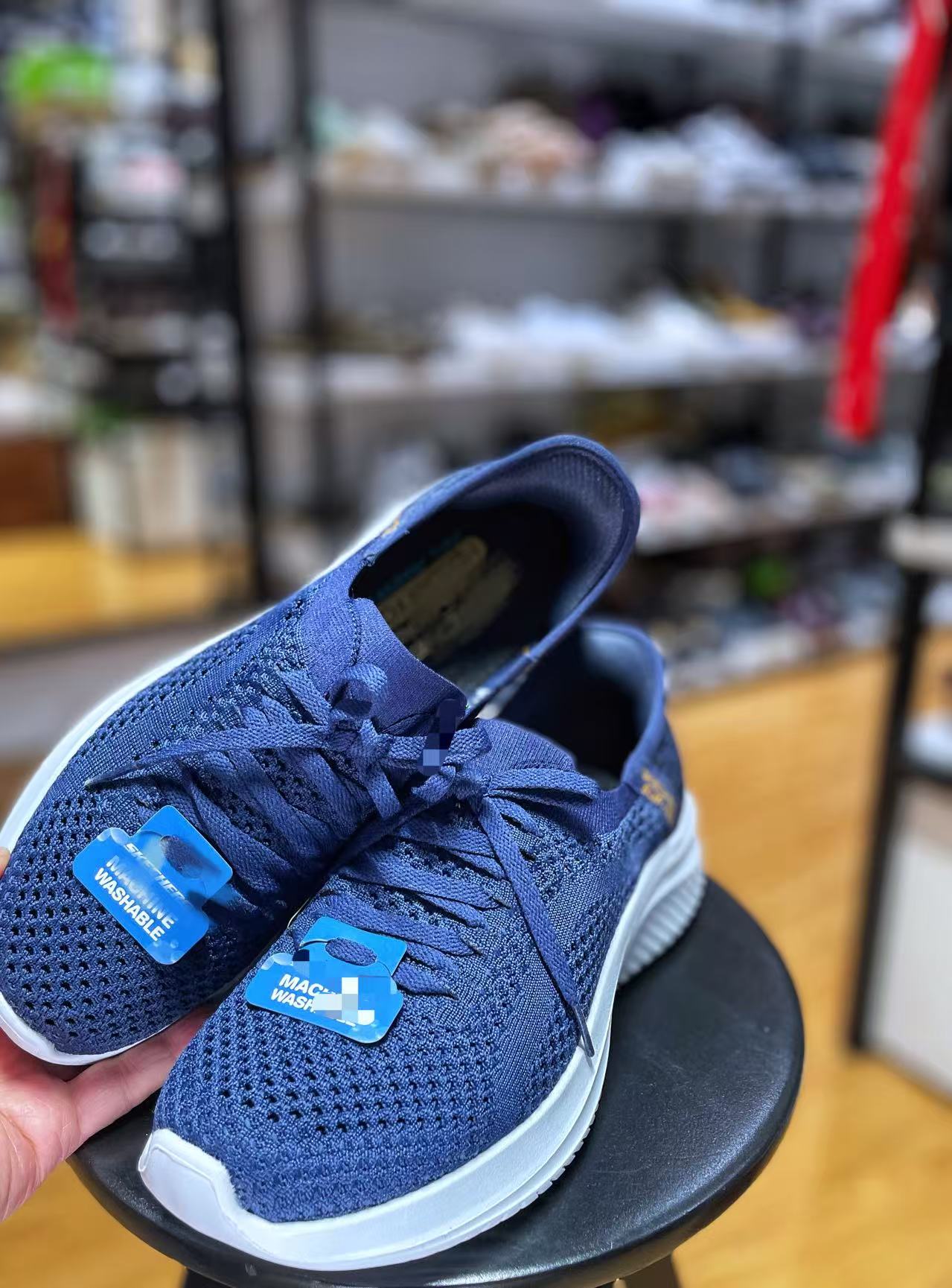 Men's comfortable breathable casual walking shoes.