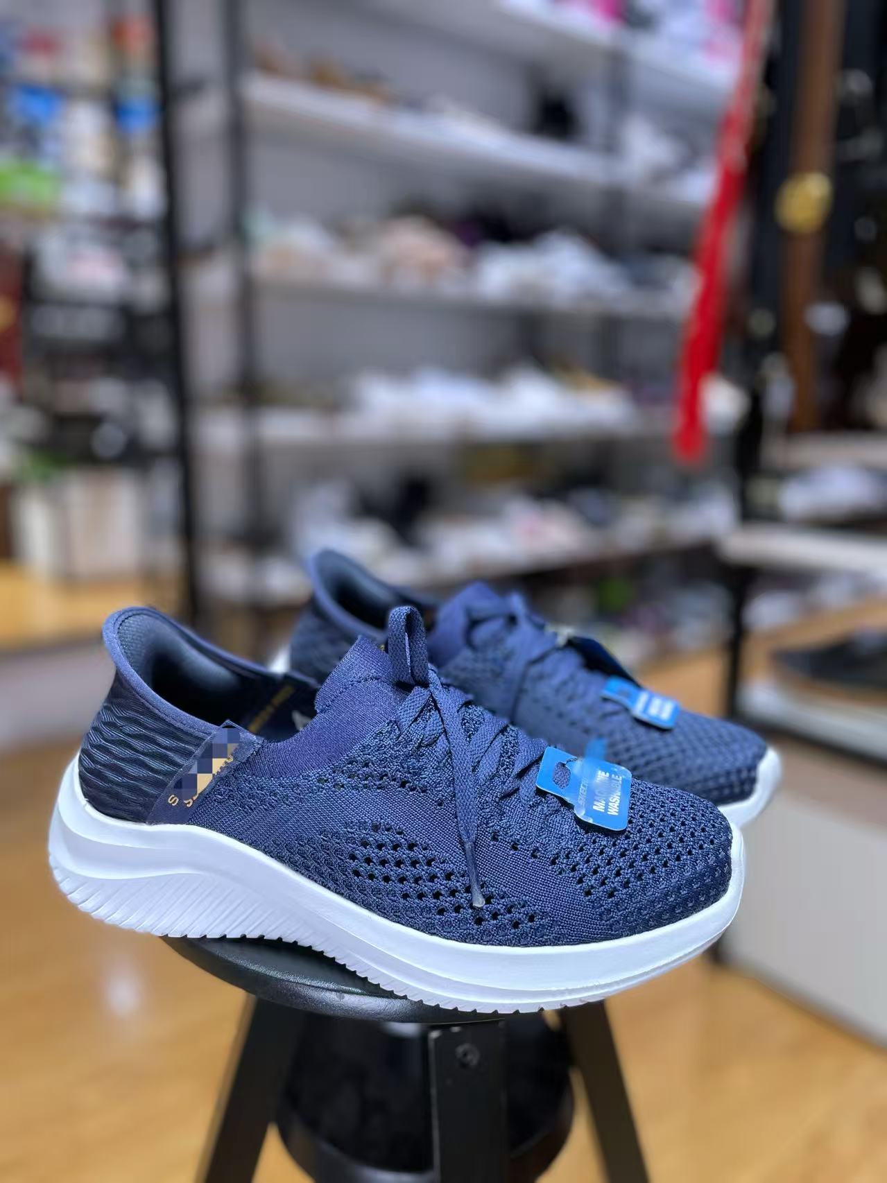 Men's comfortable breathable casual walking shoes.