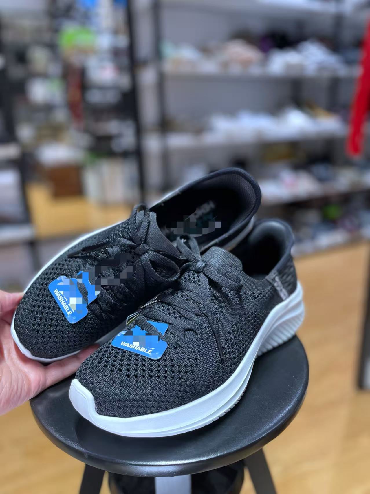 Men's comfortable breathable casual walking shoes.