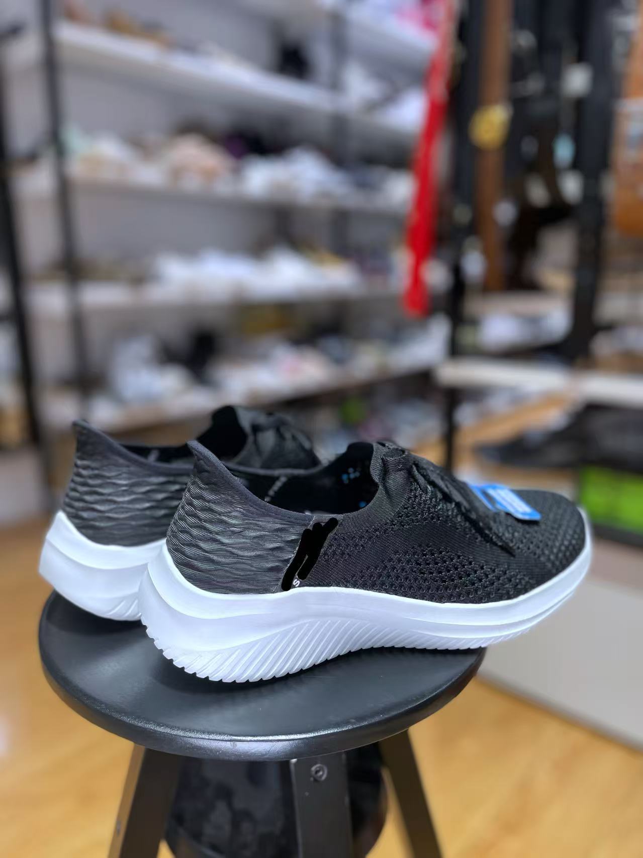 Men's comfortable breathable casual walking shoes.