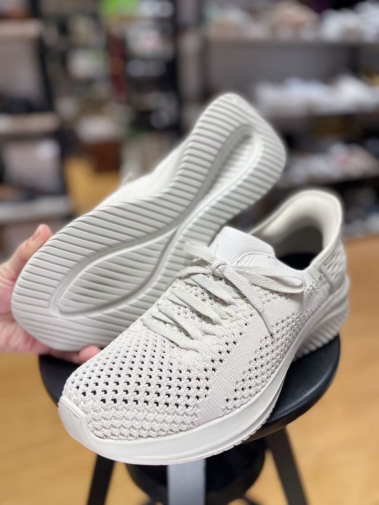 Men's comfortable breathable casual walking shoes.