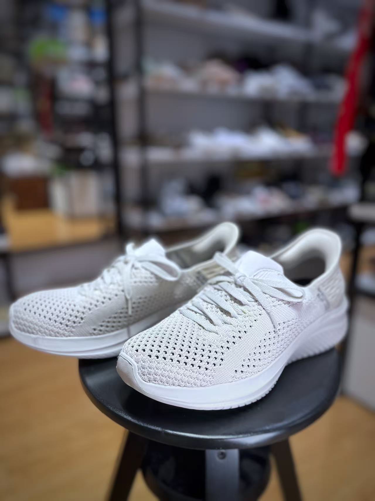 Men's comfortable breathable casual walking shoes.